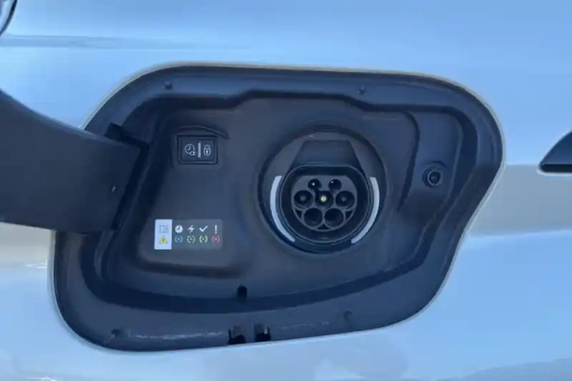 Peugeot 308 phev 225 e-eat8 — photo 2