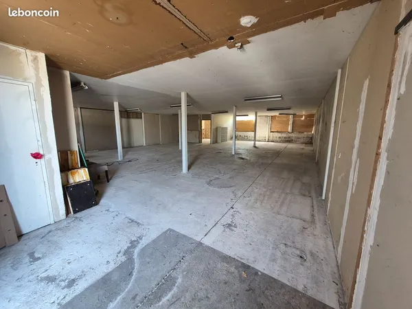 Entrepôt / Dépôt 260 m² avec bureau et sanitaires