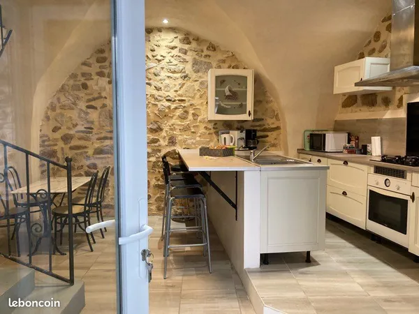 Maison de village en pierres atypique