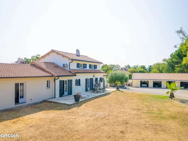 Propriété 8 pièces 243 m²