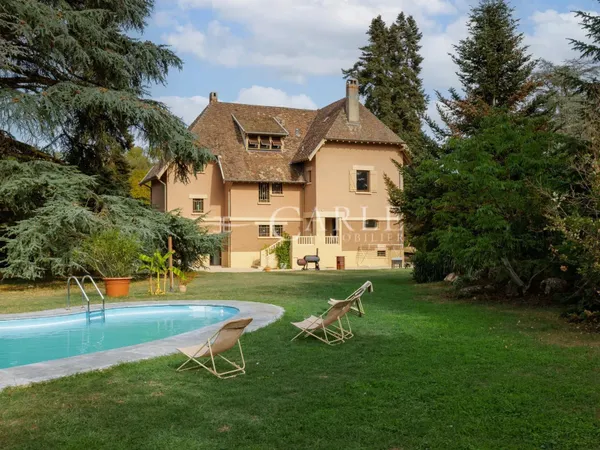 Manoir au coeur d'un parc arboré à Saint Jean de Niost