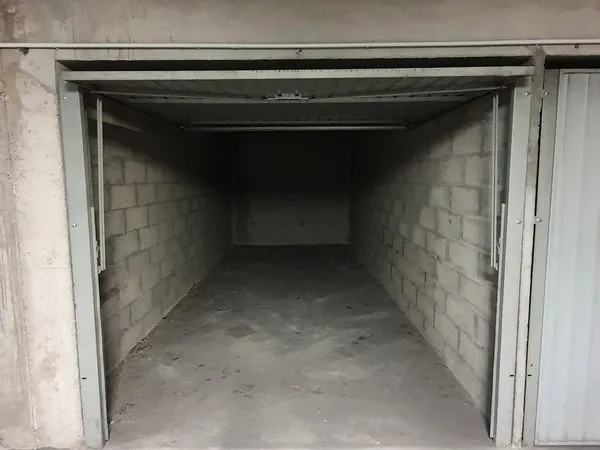 GARAGE BOX Fermé A LOUER