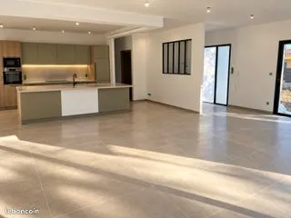 Villa contemporaine neuve de plain-pied - 165 m² - Terrain 1 995 m²