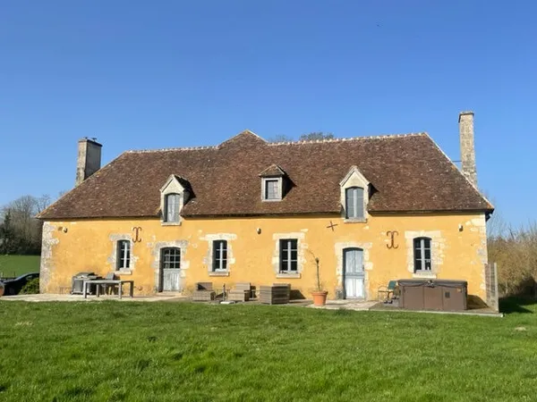 Cour Maugis sur Huisne, ancien logis du XVII ème avec ses co