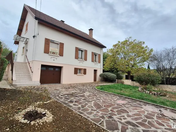 Maison 7 pièces avec véranda et annexes
