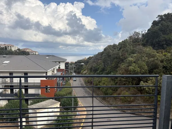 LES VALLONS DU MACCHIONE T2 AVEC GRANDE TERRASSE, VUE MER ET PARKING