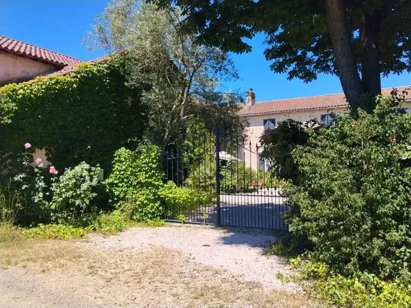Maison restaurée au calme avec dépendances et terrain