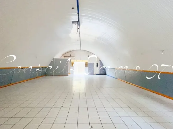 Local entrepôt 140 m2 - 4,17 m sous plafond, double accès -