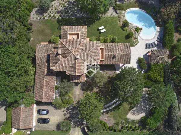 Villa 8 pièces 327 m²