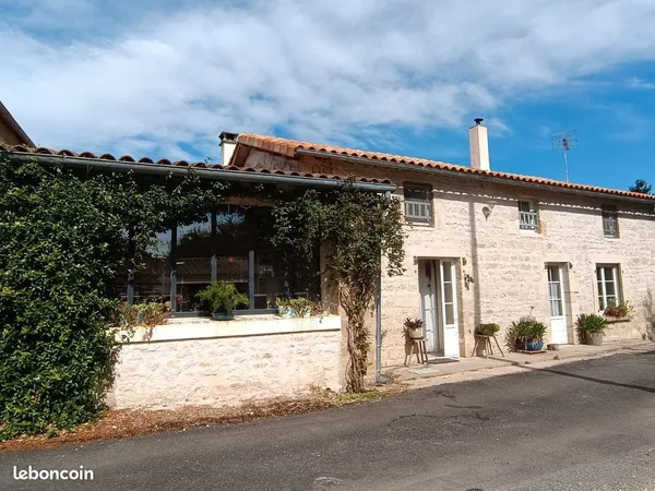 Ensemble immobilier ( 2 maisons, atelier , piscine)