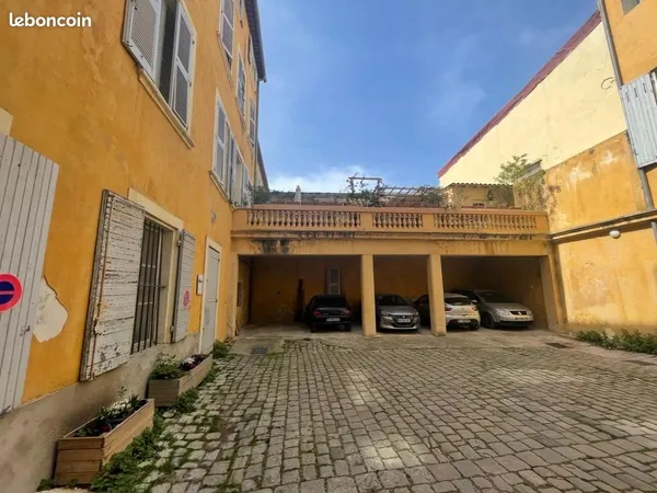 Place de parking couverte, cour sécurisée - Marseille 13001