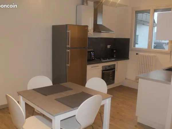 Chambre meublée en colocation