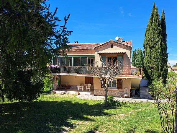 Rare à Malaucène : villa avec grand terrain constructible, proche du centre à pied.