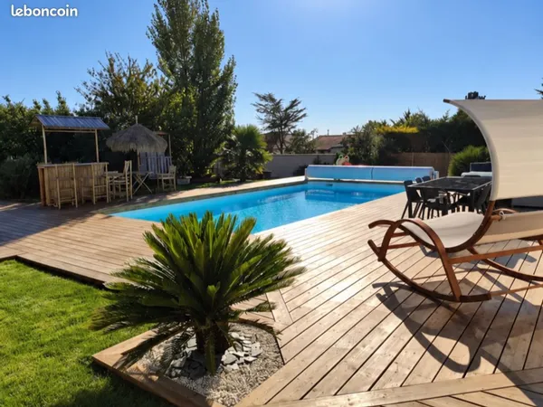 Maison de plain-pied, piscine chauffée et jardin arboré