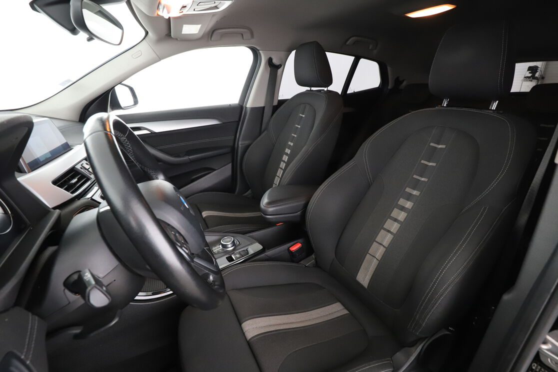 BMW X2 sDrive18dA Lounge — photo 9