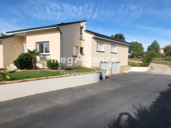 AGREABLE VILLA CONTEMPORAINE DANS UN ENVIRONNEMENT REPOSANT