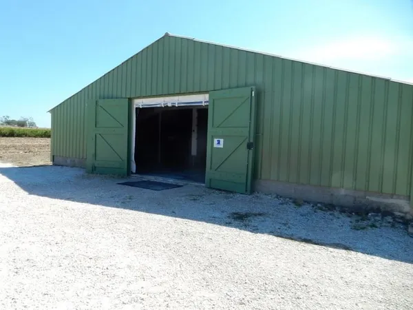 Local commercial 1 pièce 140 m²