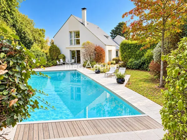 PRUNIERS- Hauts de Beaumont-Maison d'architecte de 5 chambres sur 1250 m2 avec belle piscine.