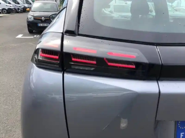 Peugeot 2008 hybrid 110 e-dcs6 — photo 37