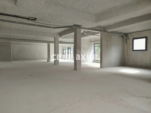 Local commercial 299 m²