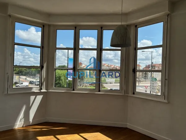 Roanne centre T3 avec du charme, ascenseur, balcon.