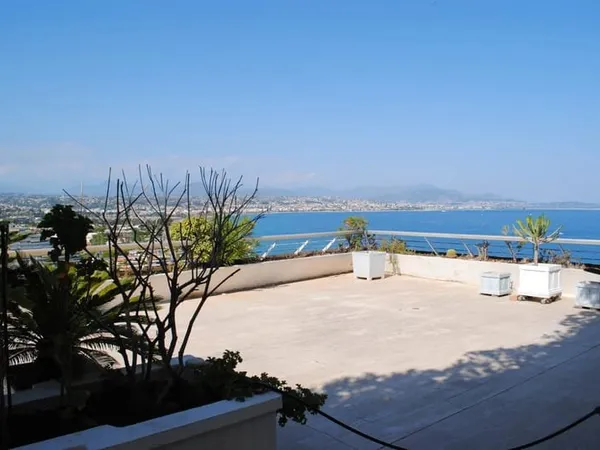APPART TERRASSE ETAGE ELEVE PIEDS DANS L EAU