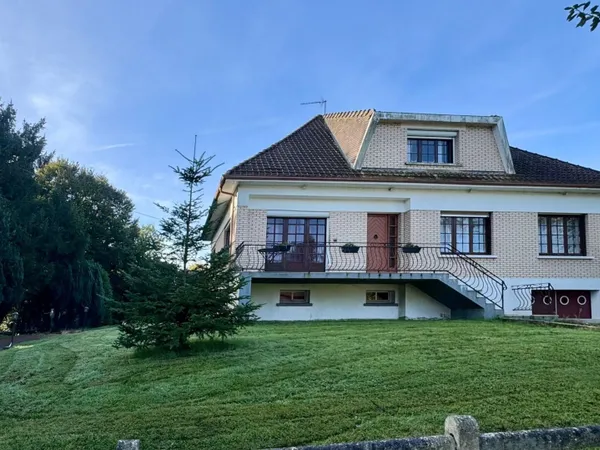 Gîte de groupe avec piscine, sauna et loisirs en campagne, axe