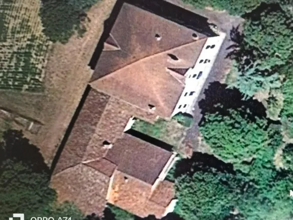 Ancienne propriété viticole du 19 eme siècle près du Tarn et d'un ruisseau.