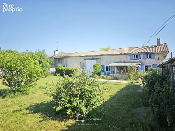 Maison avec grange et terrain clos de murs