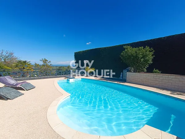 Maison avec vue panoramique et piscine chauffée à Marcilly-le-Châtel