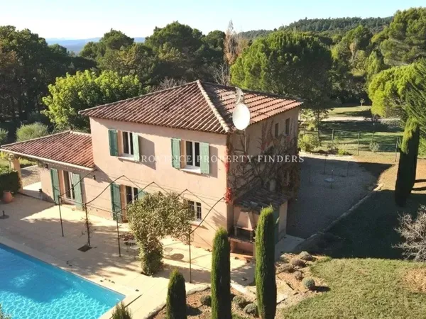 Tourtour, une villa des plus charmantes et prête à vous accueillir.