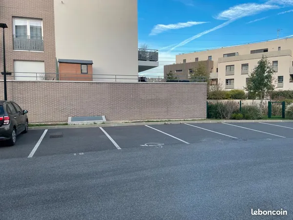 Place de parking en extérieur dans une résidence sécurisée