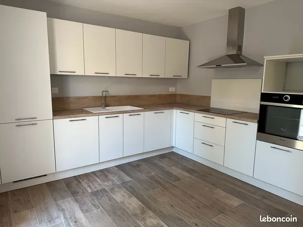 Appartement rénové T3 de 65 m² avec cour, garage et parking — Centre-ville