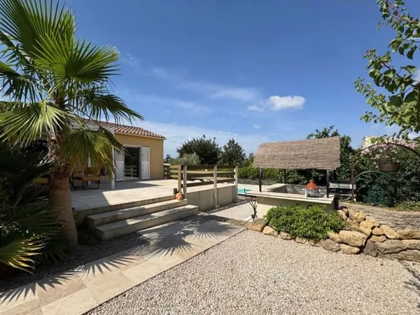 Villa de Plain-pied 180 m2 avec deux logements et piscine