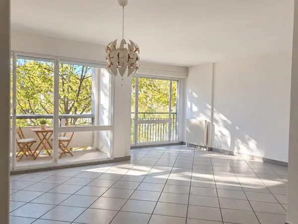Villeurbanne - Tonkin : T5 lumineux, 4 chambres, 2 balcons - 380 000