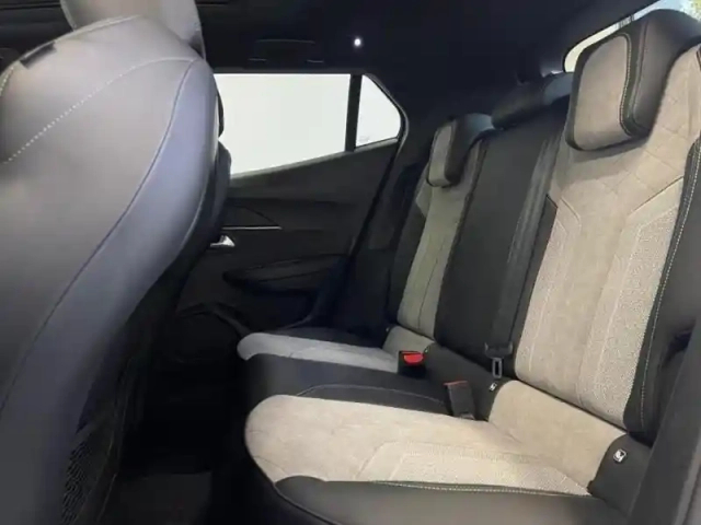 Peugeot 2008 e- 136ch gt pack — photo 7