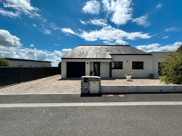 À seulement 13 minutes de la plage des Rosaires, découvrez cette maison contemporaine où confort, pr