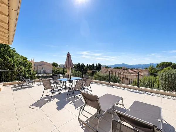 CANNES MAISON FAMILIALE DE 218M²- JARDIN 850M²- TERRASSE 74M²