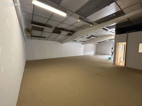 Local d'activité 154 m²