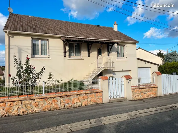 Agreable pavillon de 126 m2 avec sous sol amenage jardin et garages