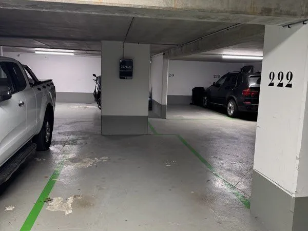 Location parking (possible SUV et électrique) metro charome