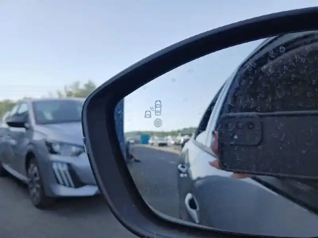 Peugeot 208 turbo 100 ch bvm6 — photo 25