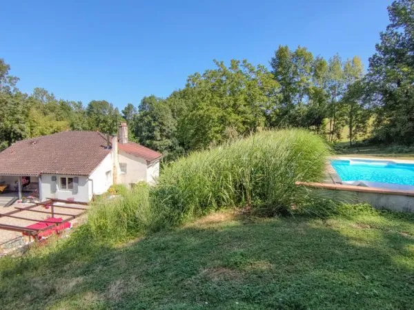Jolie propriété avec une maison principale, une maison amis, une piscine, une grange et 9274 m2 de t