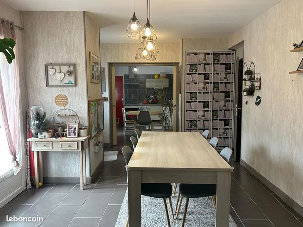 Maison familiale de 4 chambres + bureau avec terrain de 1 700 m² au coeur du village
