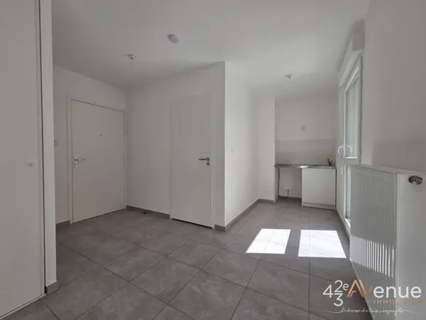 STUDIO NEUF - 1ER AVEC ASCENSEUR - À 2 MIN À PIEDS DE LA GARE DE CHÂTEAUCREUX