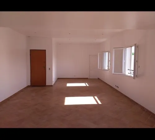 Trets vends local 69m2 au coeur de la zone de la Burlière