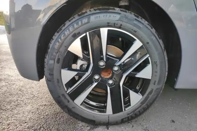 Peugeot 208 electrique 50 kwh 136ch — photo 51