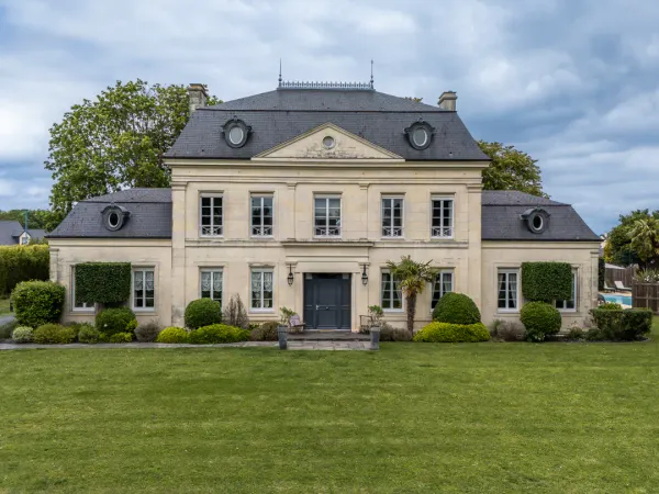 Proche de Caen, demeure de prestige, piscine, tennis, dépendances aménagées
