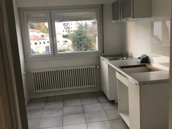 A louer appartement F3 plus cuisine 10 rue des carrières St priest en Jarez