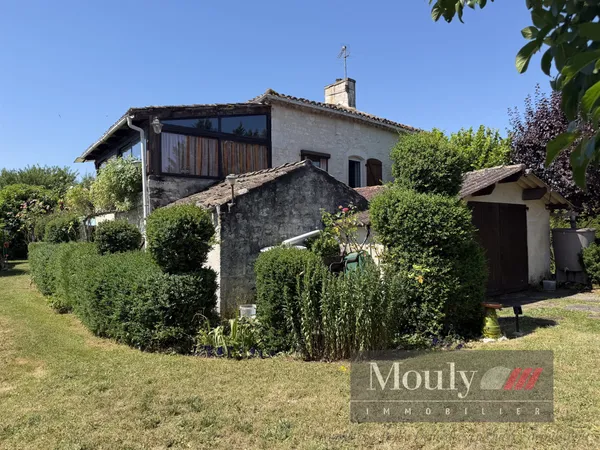 Maison Quercynoise Avec Veranda, Dependances Et Beau Jardin